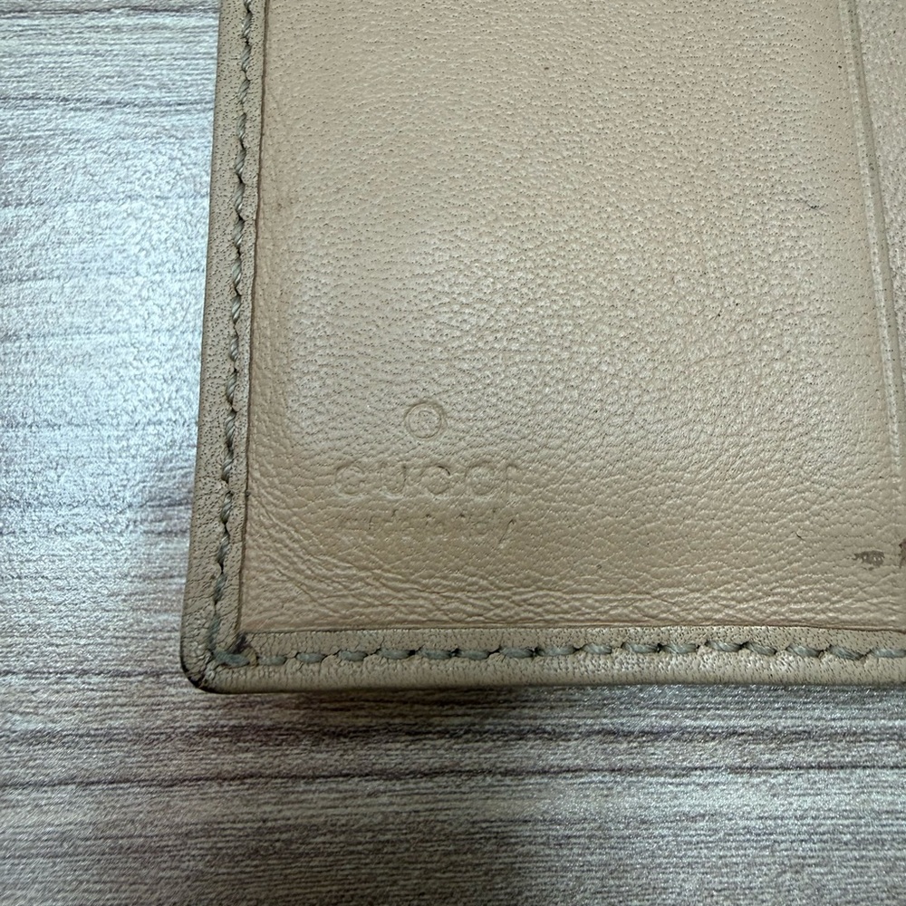 Authentic Gucci Bi-fold Card Holder with Heart Emblem - Picture 4 of 12
